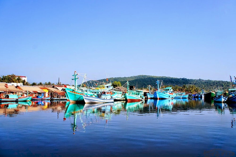 Ham Ninh Fishing Village preserves a rustic charm and offers a genuine glimpse into the everyday life of Phu Quoc’s fishermen